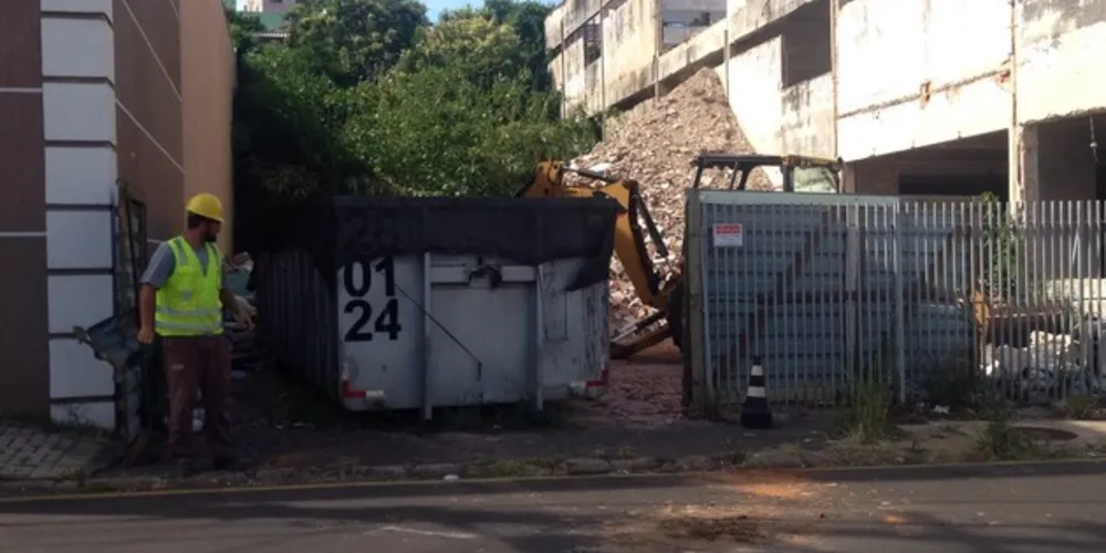Serviço de limpeza foi retomado nesta terça-feira