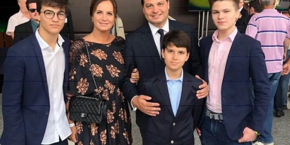 Sandro Alex (PSD) esteve acompanhado da família durante a cerimônia de diplomação.