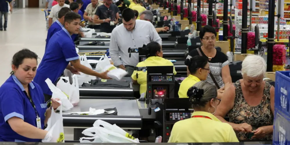  Os mercados de grandes redes ficarão abertos até às 22h30, com exceção do Muffato, que atenderá até às 23 horas