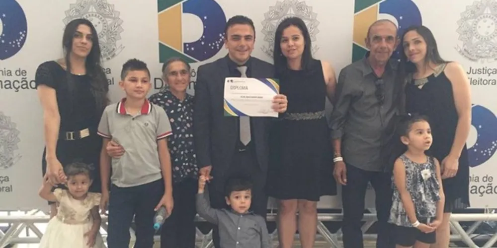 A cerimônia de diplomação ocorreu no Teatro Positivo, em Curitiba.