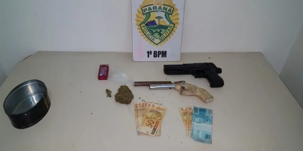 Além das armas de brinquedo, polícia encontrou drogas na casa de um dos suspeitos