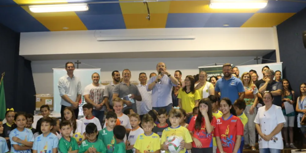 Kits serão usados por alunos das 18 escolas municipais