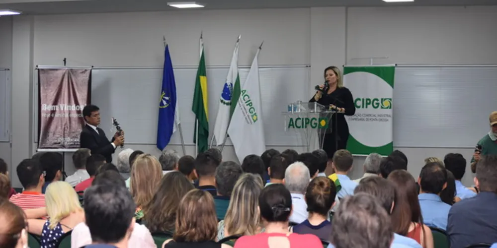 Joice veio a convite da ACIPG e falou sobre a economia do país para um público superior a 200 pessoas.