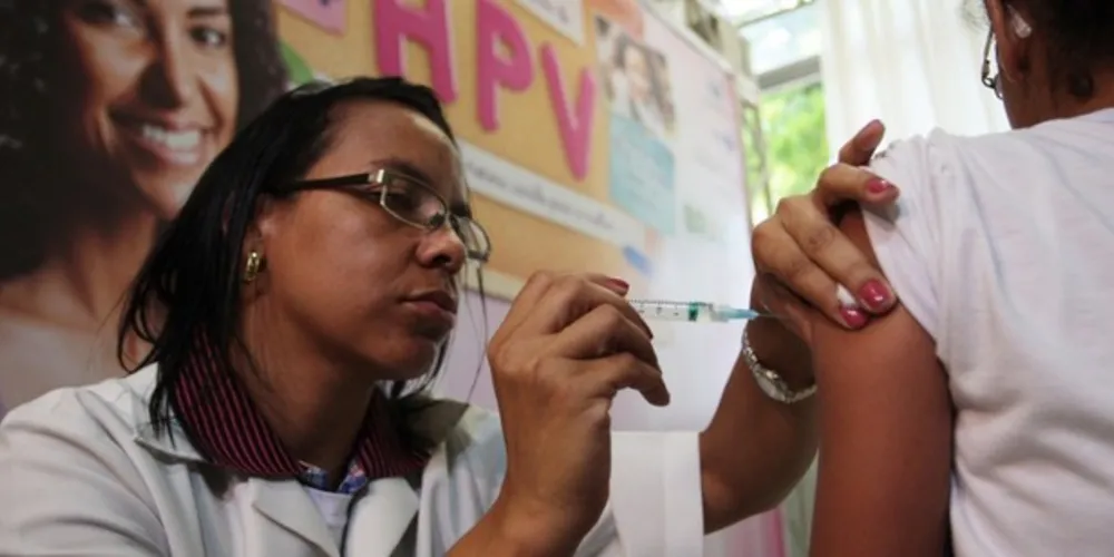 Pesquisa feita com mais de 7,5 mil entrevistados (5,8 mil mulheres e 1,7 mil homens) revelou que 38,4% deles apresentaram HPV de alto risco para o desenvolvimento de câncer 