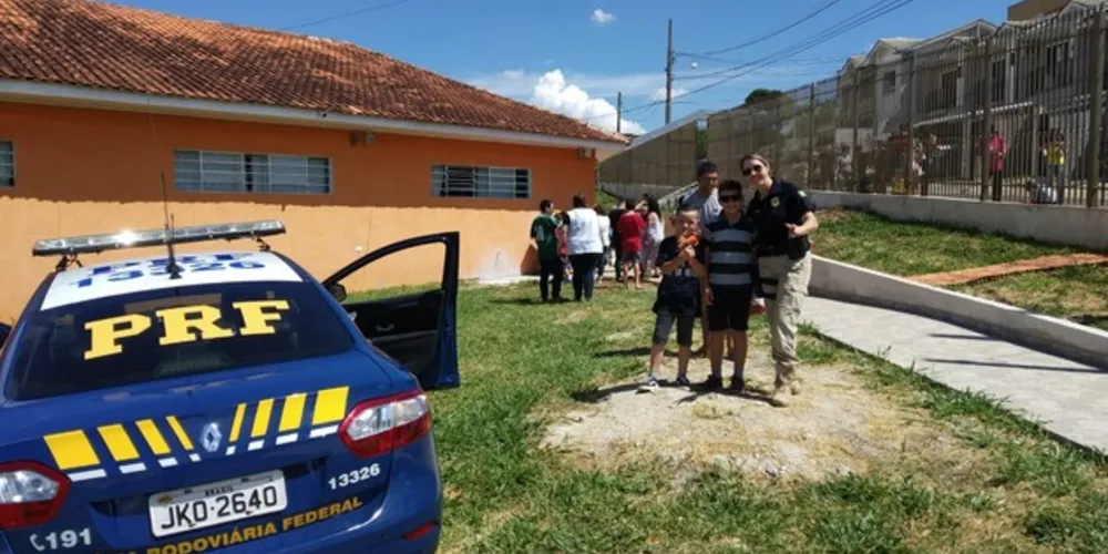 Crianças e adolescentes conheceram policiais e viaturas para aprender sobre trabalho da PRF