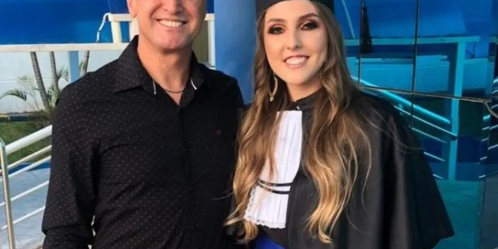 FORMATURA - No último dia 14, a jovem Andressa Ribeiro Pinto colou grau em Engenharia Civil pela UEPG, em uma emocionante cerimônia. Na foto, Andressa posa ao lado do pai, Jackson Wójcik Pinto. Da coluna RC os votos de muitas conquistas.