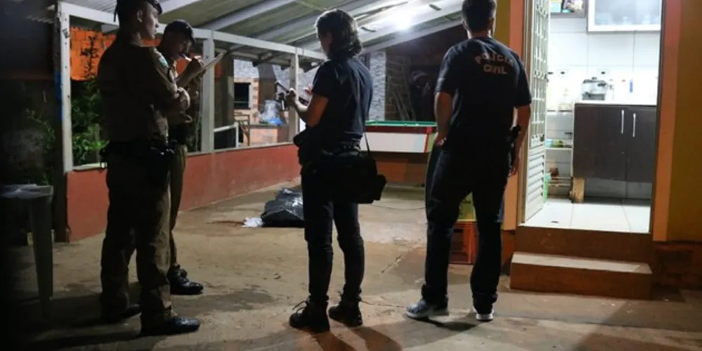 Jovem foi morto com pelo menos três tiros na noite desta quinta