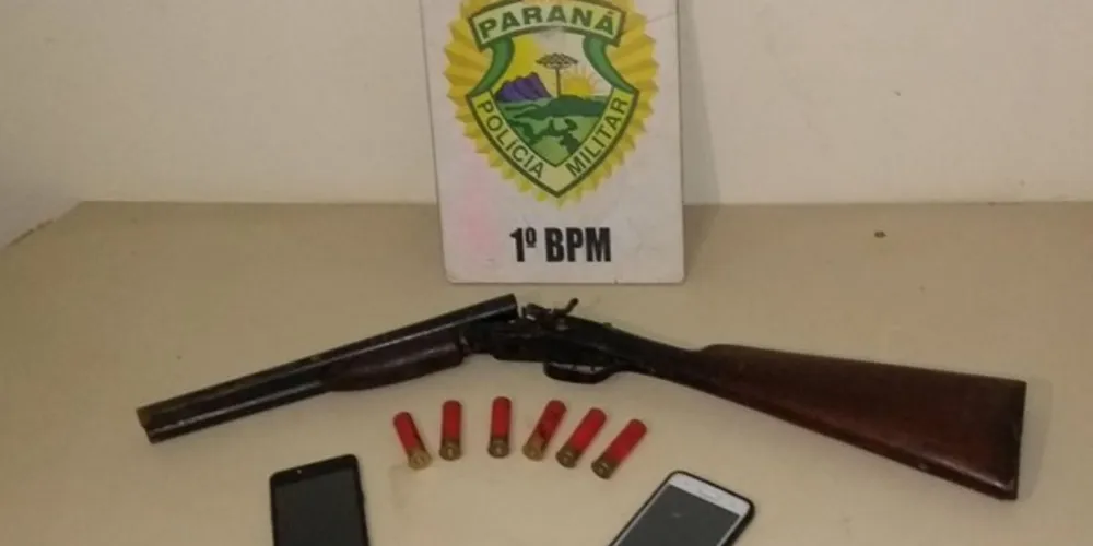 Além da arma e das munições, policiais recuperaram dois celulares roubados