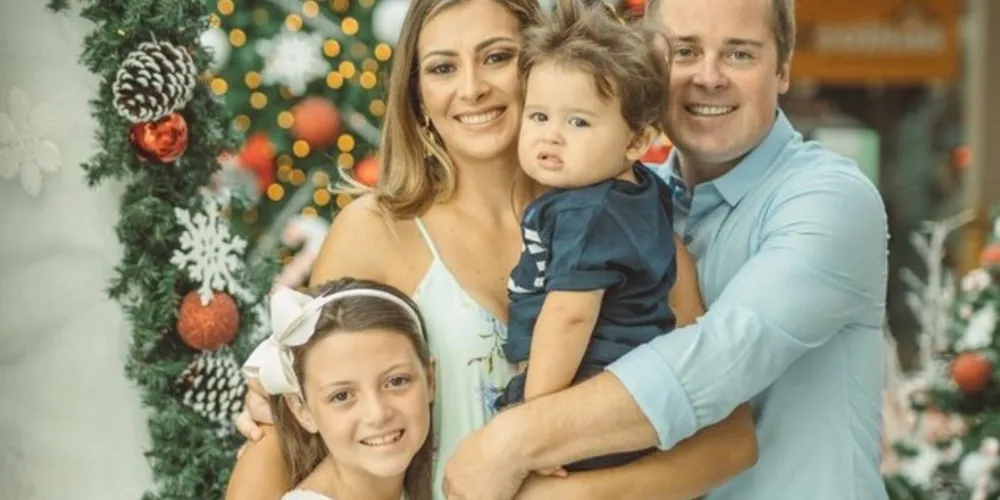 Thalmy Pedroso e Mabel Canto com o pequeno Lucca e a doce Milena.