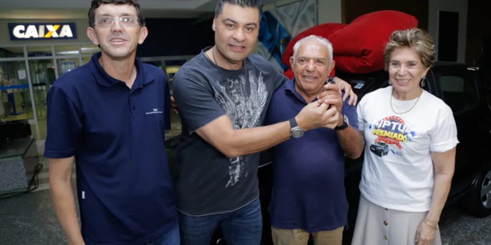 O empresário José Airton Rodrigues da Luz recebeu a chave do carro das mãos de Marcelo Rangel