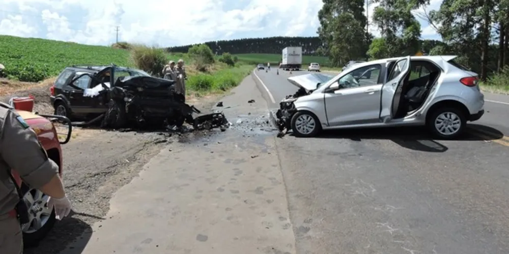 Colisão frontal envolveu dois veículos e foi registrada por volta das 14 horas.