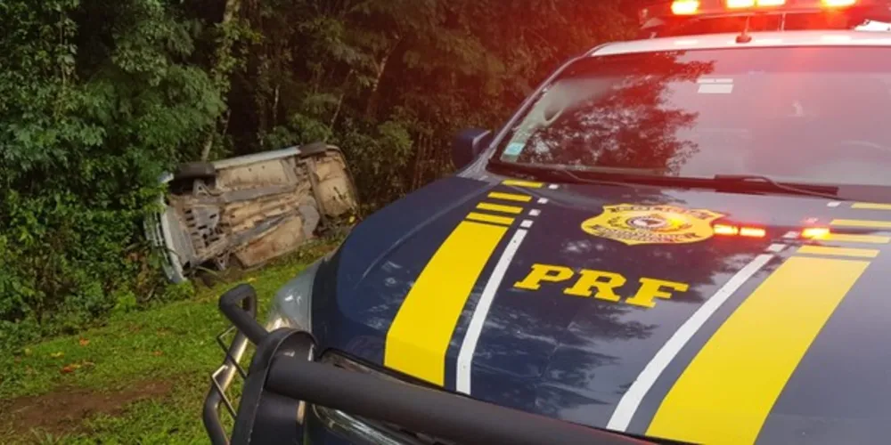 Imagem ilustrativa da imagem Menor que conduzia embriagado capota carro na rodovia
