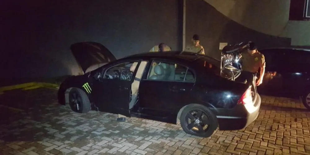 O carro foi abandonado no estacionamento de uma churrascaria