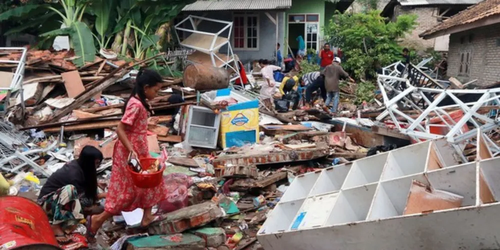 O tsunami, registrado há três dias, destruiu 882 casas, 73 hotéis, vilas e edifícios localizados no litoral