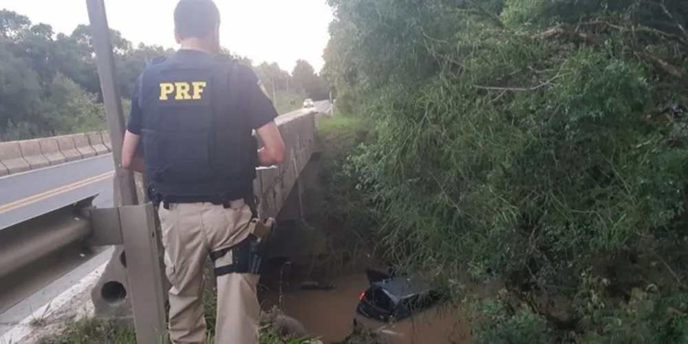 Carro foi parar dentro do Rio Cachoeira depois de despencar da rodovia
