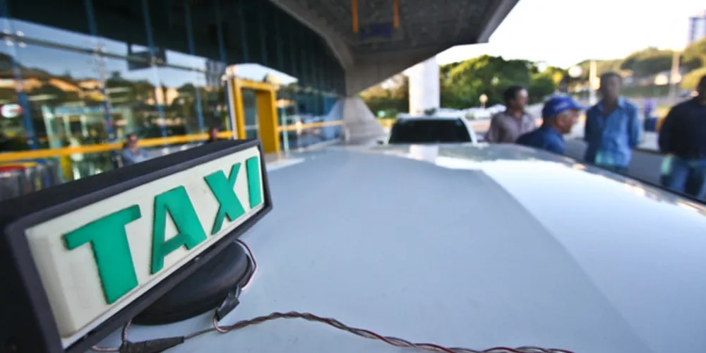 Taxistas devem protocolar pedido para regularização