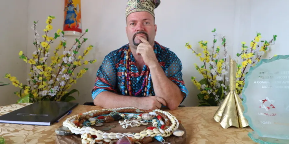 Babalorixá Ricardo de Ogum se dedica ao Candomblé há 20 anos.