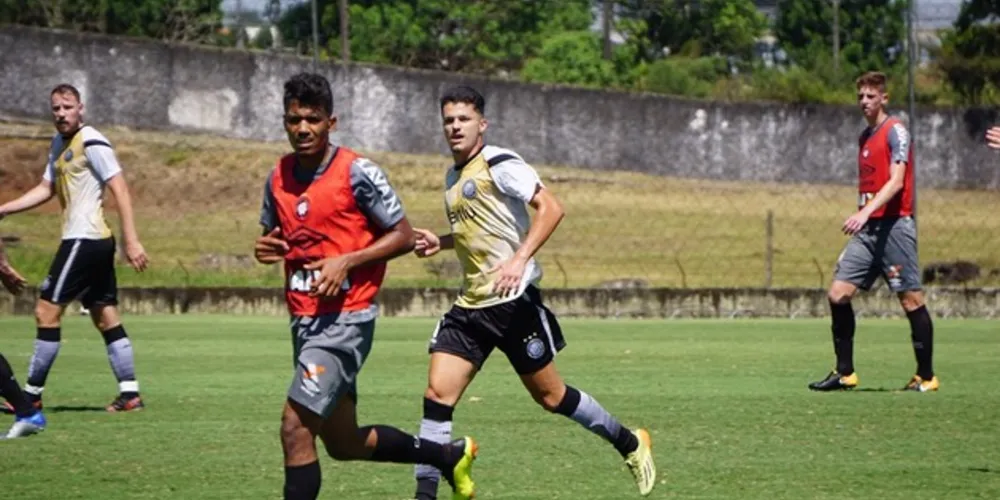 Jean Carlo (centro) participou dos três amistosos do Operário na pré-temporada