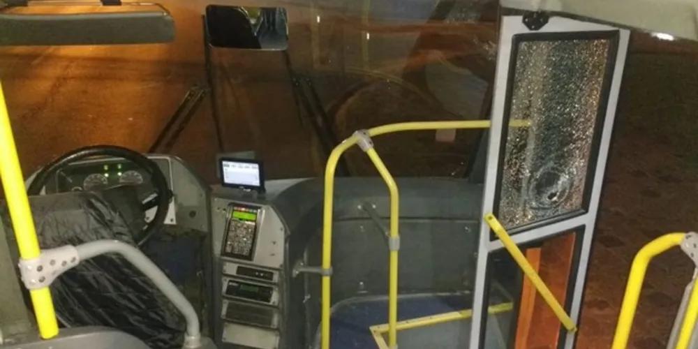 Disparo de arma de fogo destruiu porta de embarque do coletivo