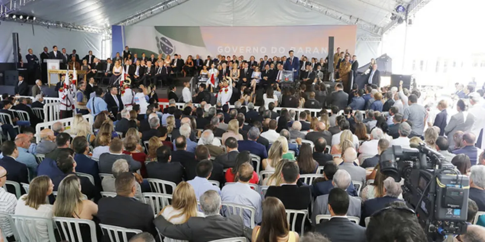 Representantes de diversos municípios estiveram presentes na cerimônia de transmissão de cargo