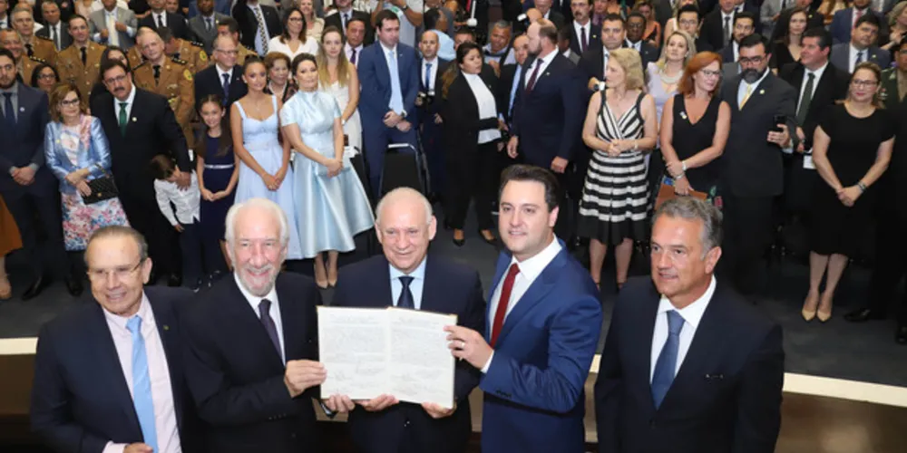 Carlos Massa Ratinho Júnior tomou posse na manhã desta terça-feira (01) na Assembleia Legislativa do Paraná