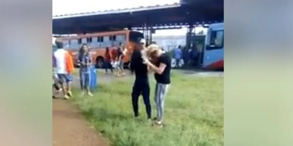 Teve gente que perdeu o ônibus para contemplar deprimente espetáculo. Outras pessoas fizeram vídeos