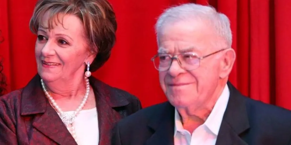 Teresa e Carlos Cury festejam os 57 anos de feliz união no próximo domingo (6), bodas de Lápis-Lazuli, que é uma pedra que favorece a clareza mental, o senso de força e vitalidade, amplia o pensamento e atrai a verdade. O casal é exemplo de amor, amizade e companheirismo, e por toda vida conjugal transmitiu aos seus quatro filhos harmonia, carinho e respeito mútuo. Da coluna RC os votos de contínuas alegrias no seio familiar e muita saúde para seguir sendo exemplo de amor e perseverança! Parabéns!