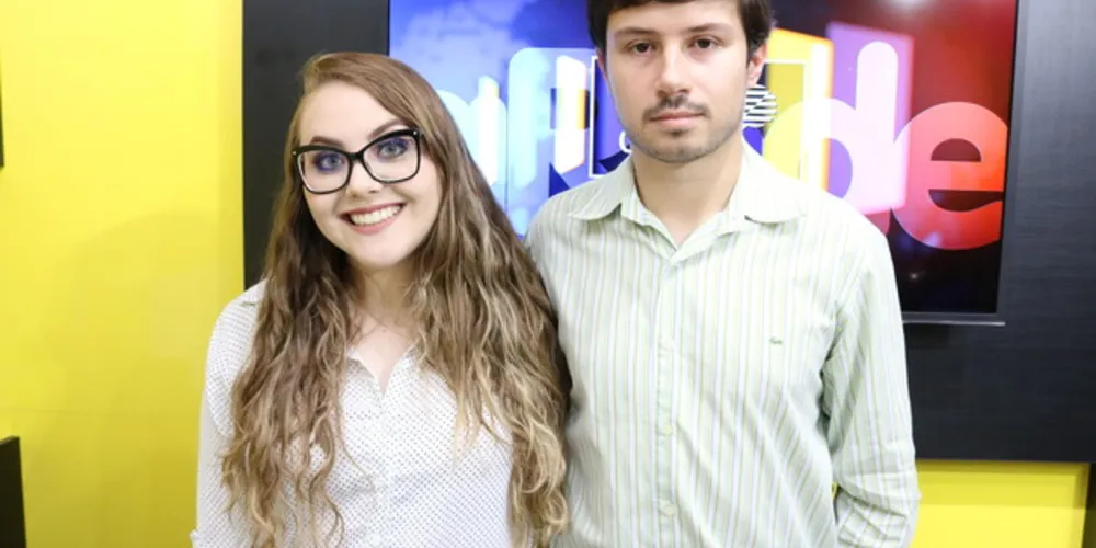 Casal avalia o preço, atendimento e comida