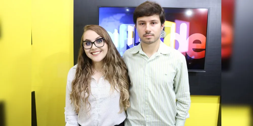 Casal avalia o preço, atendimento e comida