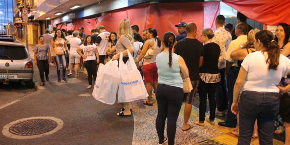 Quando o dia amanhecia, alguns clientes já tinham feito as compras 
no Magazine Luiza, que abriu nesta sexta às 6 horas