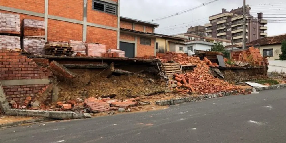 Muro desabou e bloqueou o acesso a calçada