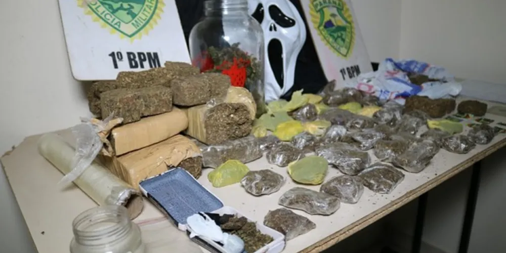 Foram apreendidos tabletes de maconha e pontos de LSD, além de anotações do tráfico