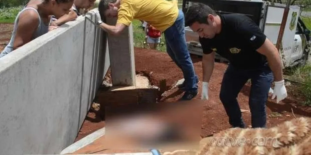 Vítima foi encontrada caída dentro de um buraco, com quadril e os pés para fora.