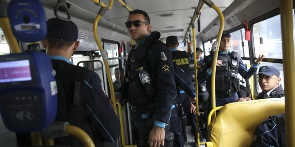 Duzentas linhas de ônibus de Fortaleza circulam com policiais para garantir a segurança dos passageiros    