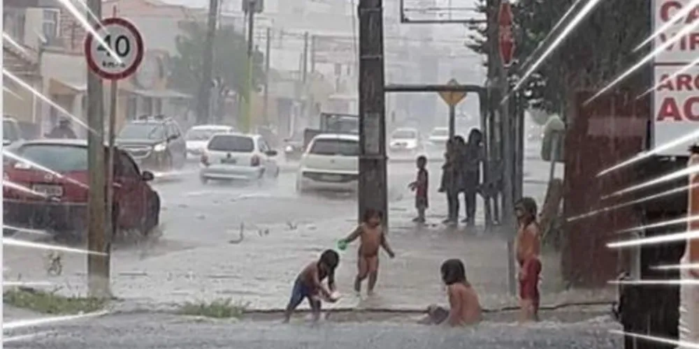 Elas foram flagradas em brincadeiras na Avenida Carlos Cavalcanti, no bairro de Uvaranas