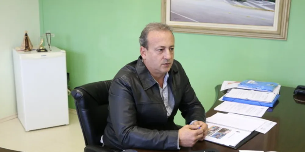 Fadel veta lei que proíbe malabares nos semáforos do município.
