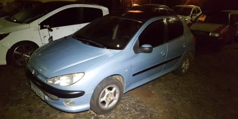 Peugeot 206 estava abandonado na rua Brasil, em Oficinas; ninguém foi preso