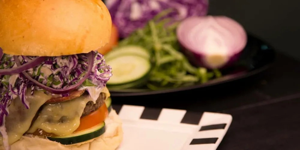 Imagem ilustrativa da imagem Hamburgueria 13 dá comida grátis para primeiros clientes