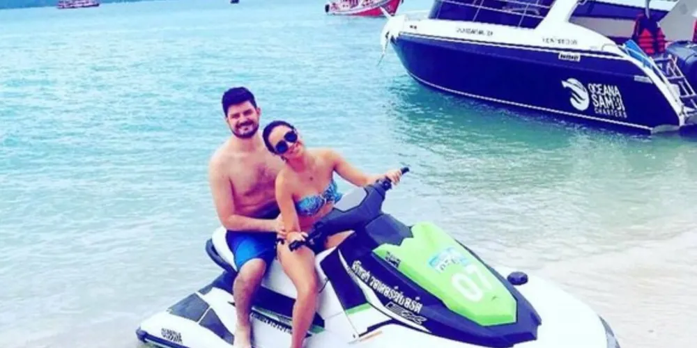 LUA DE MEL - Os recém casados, Renato Tauile e Laynara Mello Pessoa, curtem sua lua de mel, conhecendo as belezas da Tailândia. No registro, o casal em Koh Samui que é uma ilha do golfo da Tailândia, na parte sul do istmo de Kra e pertencente à província de Surat Thani. É, ainda, um dos 19 distritos desta província. Com certeza os apaixonados irão trazer muitas experiências e histórias para compartilhar.