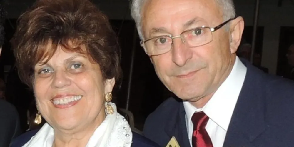 BODAS DE HELIOTRÓPIO – O casal Marilu e João Péricles Goulart, ambos ex-governadores do Lions Internacional, serão cumprimentados nesta quinta-feira (10) pela passagem de suas Bodas de Heliotrópio, 49 anos de uma feliz união. A heliotrópio é uma pedra associada a vitalidade. Foi nomeada pelos gregos e significa ‘sol’ (helios) e ‘direção’ (tropos) porque é capaz de refletir raios solares em uma cor avermelhada. A esta pedra, também estão relacionados a calmaria, pureza e longevidade, como os 49 anos de casamento. O casal é exemplo de atuação em ações beneficentes e baseado na caridade e no amor ao próximo, construíram uma sólida relação. Da coluna RC os votos de saúde e alegrias ao casal. 