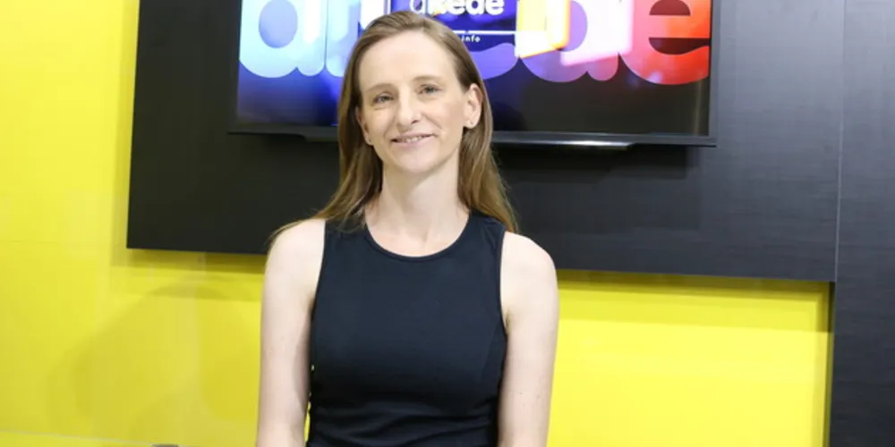 A professora doutora Augusta Pelinski Raiher participou de entrevista 
ao vivo, na tarde desta quarta-feira, ao Portal aRede