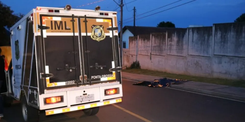 Antes de fugir com a bolsa da vítima, bandido deu cerca de 20 facadas na mulher