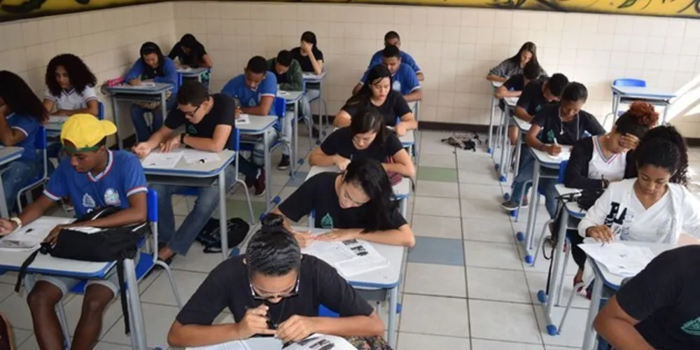 Alunos do 3º ano do ensino médio de Salvador em aula preparatória para o Enem.