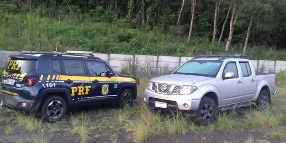Veículo estava abandonado às margens da BR-277 em Fernandes Pinheiro