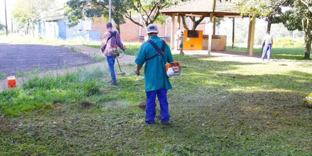 Detentos realizam manutenção da jardinagem em Uvaranas