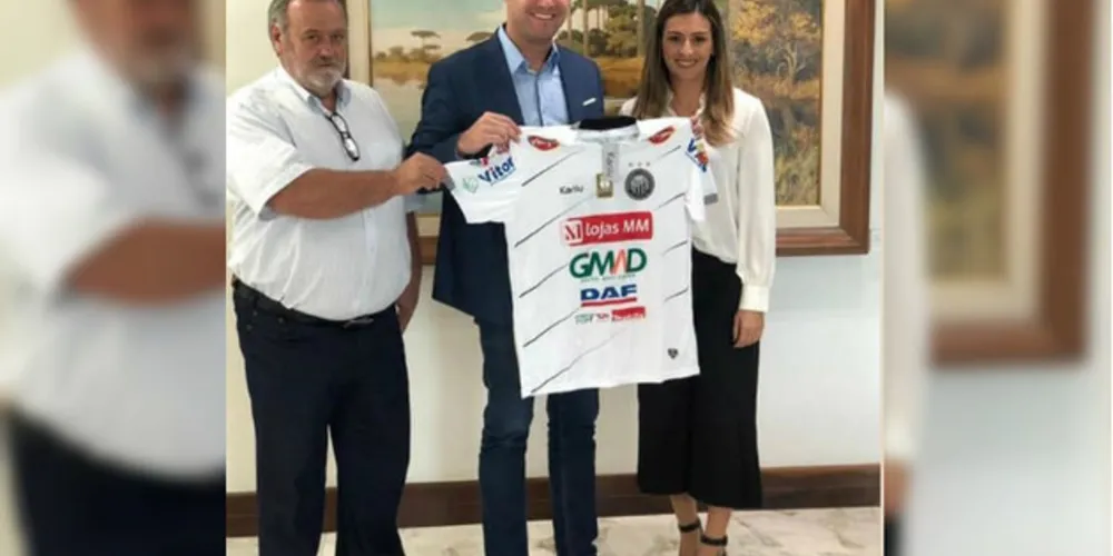 Balansin e Mabel presentearam o chefe da Casa Civil com uma camisa do Operário Ferroviário.