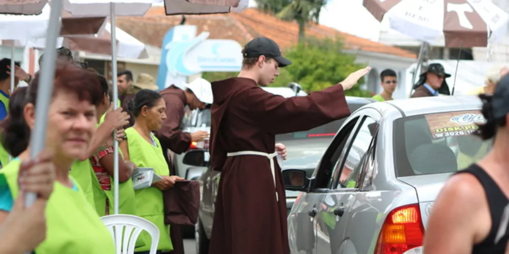 Mais de 6 mil veículos já passaram pela Igreja em Uvaranas durante o dia