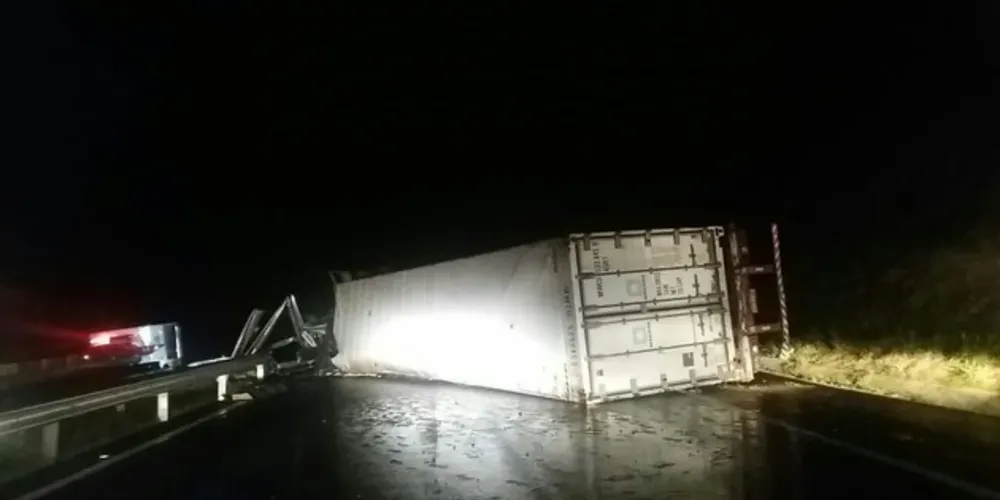 Caminhão tombou e bloqueou totalmente a pista da BR-376 no sentido Sul.
