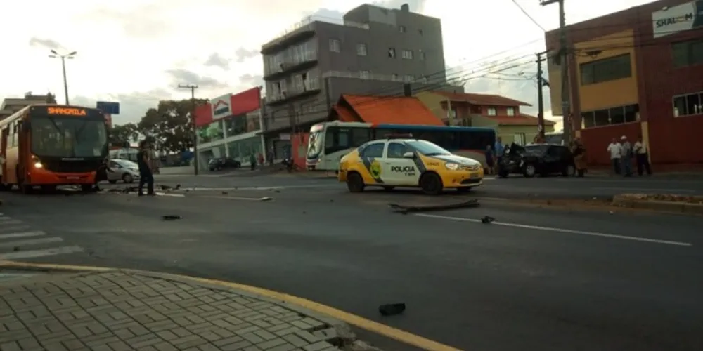 Acidente envolveu viatura da PM, veículo de passeio e ônibus da VCG.