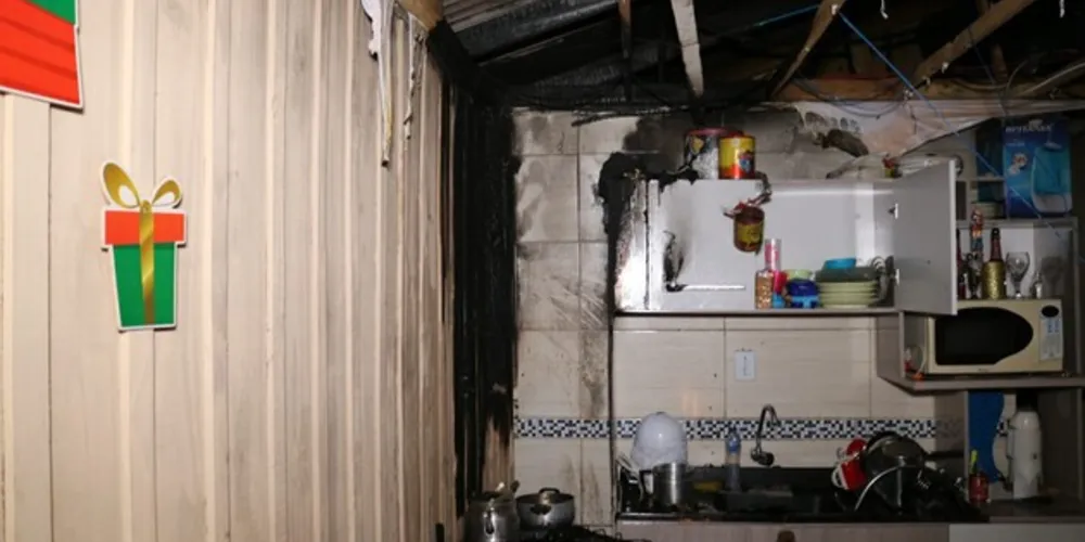 Chamas danificaram parede, telhado, utensílios domésticos e parte dos móveis da cozinha.
